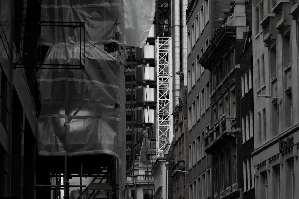 Immeuble ancien en rénovation, façade couverte d'échafaudages et de bâches