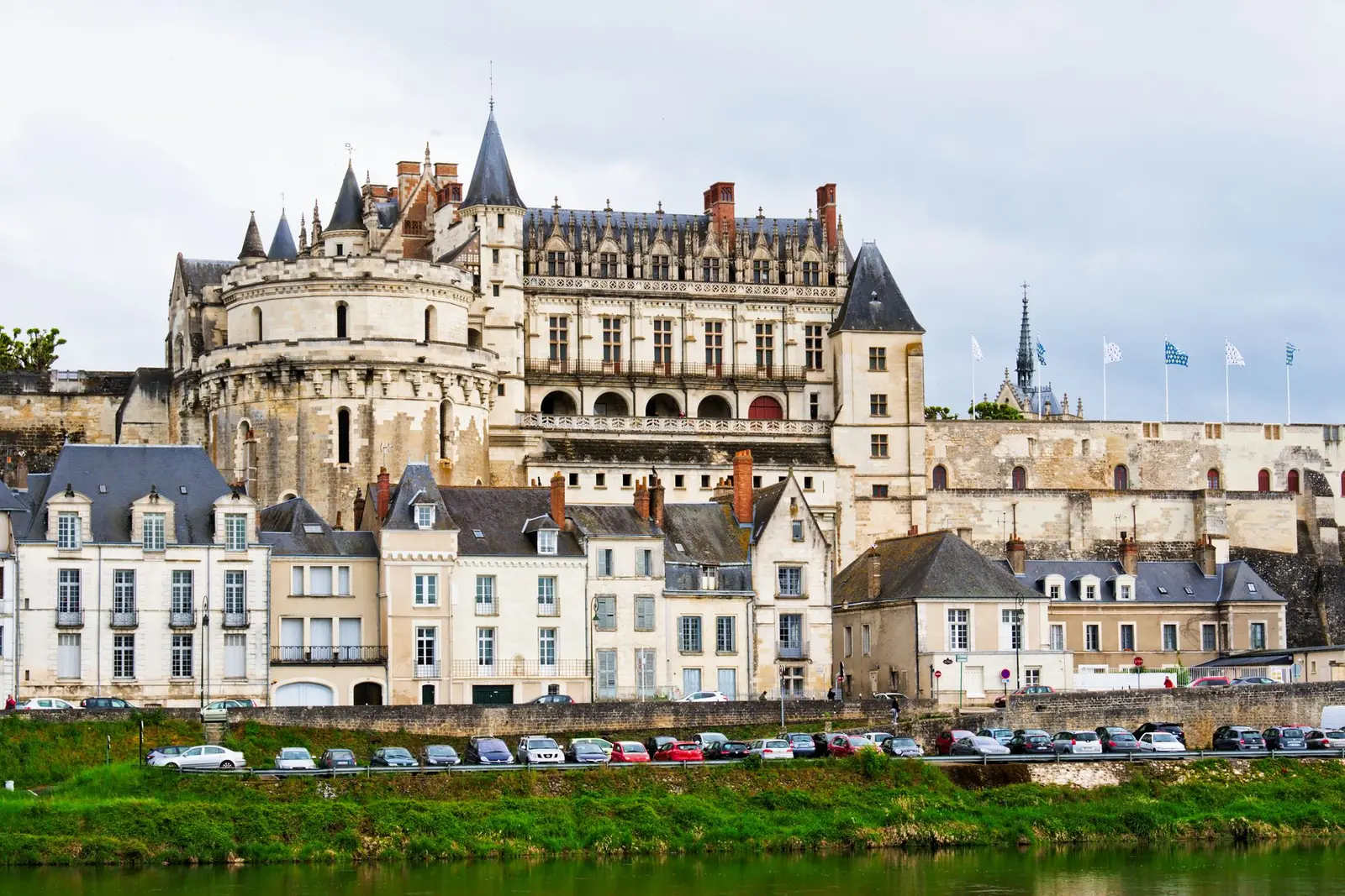 Le château d'Amboise au-dessus des maisons du bord de Loire, en Indre-et-Loire